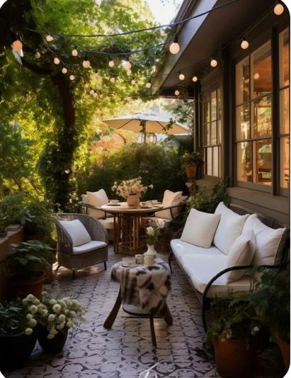 Spanish Home Garden, European Courtyard Backyard, European Garden Patio, Tiled Garden Patio, European Style Backyard, Casual Decorating Ideas, European Outdoor Patio, European Patio Ideas, European Inspired Backyard