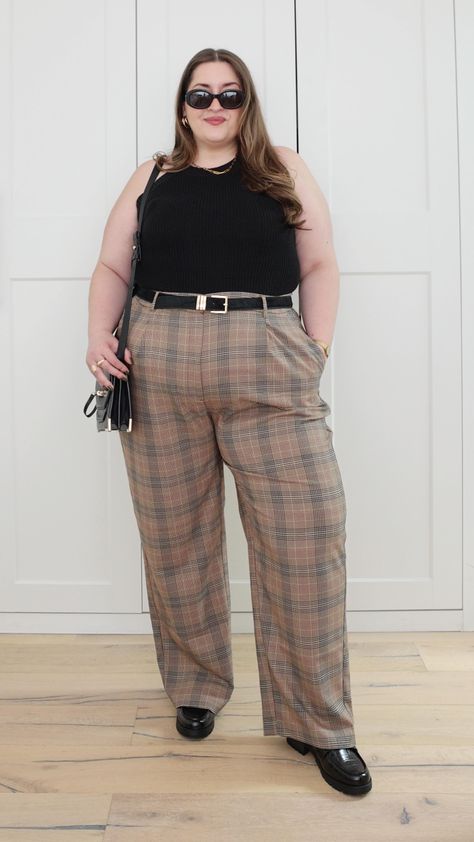 Diana • Plus Size Fashion (@diana.dares) • Fotos e vídeos do Instagram Square Pants Outfit Plus Size, Grunge Plus Size Pants, Plus Plaid Pants, Stripped Pants Outfit, Edgy Professional Outfits, Dark Academia Outfit Plus Size, Plus Size Witchy Outfits, Calças Wide Leg Jeans Plus Size, Wid Leg Plus Size