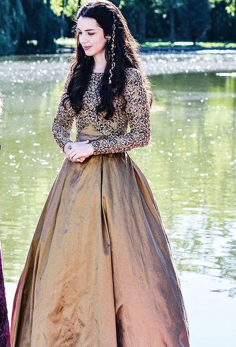 Mary Queen Of Scots Reign Dresses, Reign Dresses Mary, Reign Outfits, Casual Bridal Dress, Reign Fashion, Reign Dresses, Mary Dress, Adelaide Kane, Royal Dresses