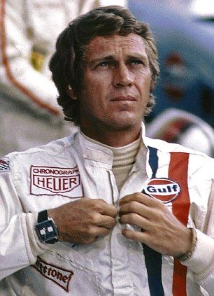 Steve McQueen wearing the TAG Heuer Monaco chronograph watch in the 1971 movie Le Mans Steve Mcqueen Le Mans, Steve Mcqueen Style, Steven Mcqueen, Ali Mcgraw, Мотоциклы Harley Davidson, Tag Heuer Monaco, Steve Mc, Anthony Hopkins, Racing Suit