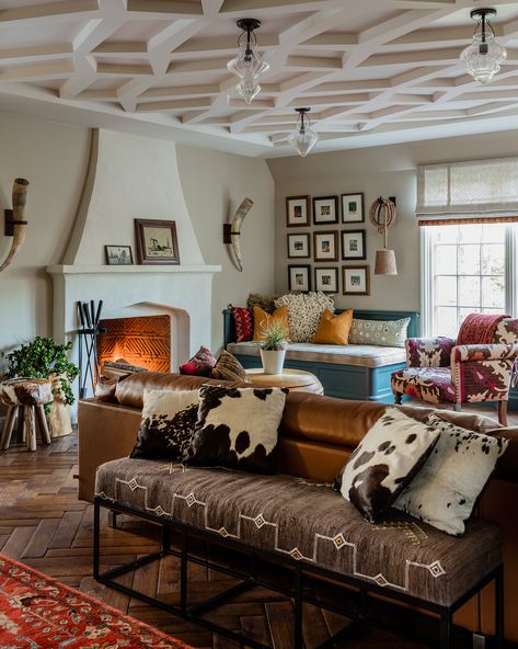 Eclectic Living Room Design, Southwest Living, Western Living Room, Western Interior, Southwestern Home, Eclectic Living, Eclectic Interior Design, Eclectic Living Room, Southwestern Decorating