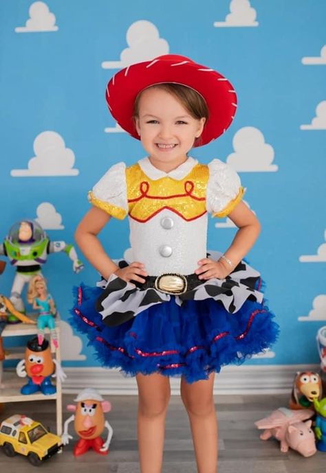 Un disfraz ideal y lindo para las #pequeñas de la casa #jessie #toystory Jesse Toy Story Party Ideas, Disfraz Jessie Toy Story, Jessie Toy Story Birthday Party, Jessie Birthday Party, Jesse Toy Story, Disfraz Toy Story, Anna Birthday, Jessie Toy Story, Cinderella Party