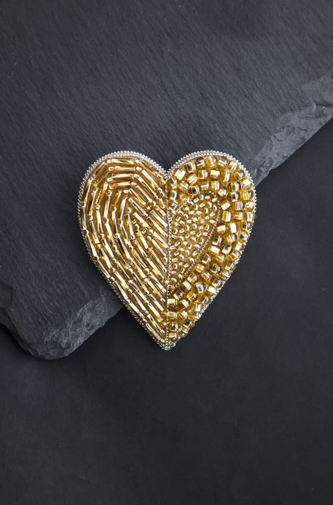 Beaded Hearts, Beaded Brooches, Hand Beaded Embroidery, Embroidered Brooch, Embroidery Hearts, Diy Bead Embroidery, Jewelry Instagram, Brooch Diy, Golden Heart