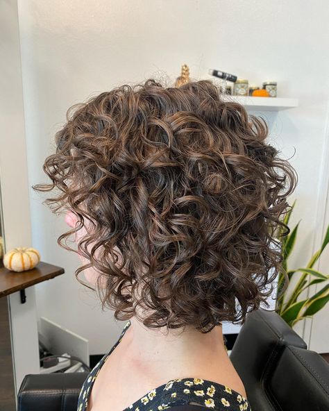 Layer Haircut For Medium Hair Curly, Short Hair Styles Wavy Naturally Curly, Great Curly Hairstyles, Short Hairstyle Natural Curly Hair, Modern Hairstyles 2023, Angled Bob For Curly Hair, Sorry Curly Haircuts, Medium Permed Hairstyles Shoulder Length, Mid Length Curly Haircuts For Women