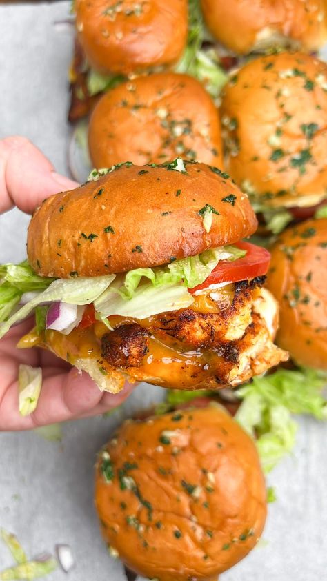 Essen, Honey Mustard Blt Sliders, Honey Mustard Chicken Blt Sliders, Honey Mustard Chicken Sliders, Honey Mustard Chicken Sandwich, Chicken Sliders Recipes, Grilled Chicken Sliders, Slider Sunday, Blt Sliders