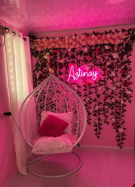 Black Themed Bedroom, Girlie Apartment, Room Ideas Pastel, Baddie Room Ideas, Cozy Maximalism, 2000 Era, Women Cave, Baddie Room, Room Decor Black