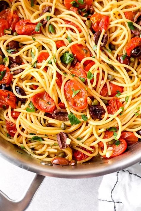 One-Pot Spaghetti Puttanesca - Skinnytaste Spaghetti Puttanesca, Mediterranean Foods, Meatless Dishes, One Pot Spaghetti, Arm Exercise, Pasta Puttanesca, Skinnytaste Recipes, Pasta Pasta, Food Crush