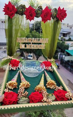 Mahendi Plate Decoration Ideas, Haldi Ceremony Platters, Mahendi Plate Decoration, Mehndi Trays Plates Ideas, Mehandi Tray Decoration, Haldi Mehndi Plate Decoration, Mehendi Plate Decoration, Mehndi Cone Decoration, Mehendi Platter Decoration