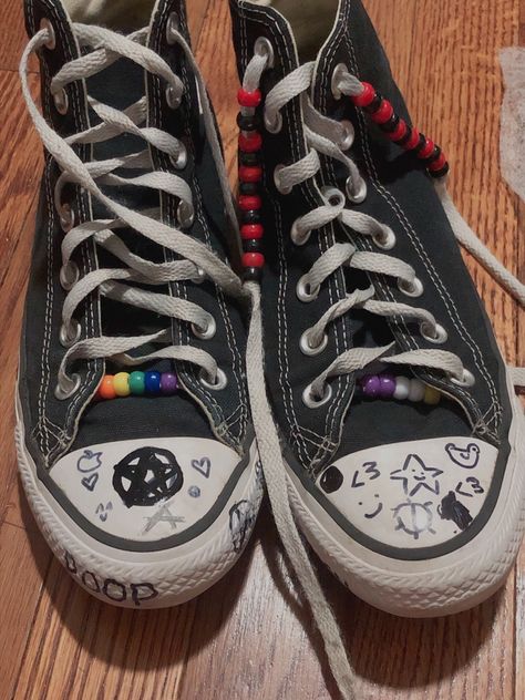 I Like Women, Converse Drawing, Diy Converse, Alt Shoes, Converse Design, Grunge Shoes, Converse Aesthetic, Pop Punk Fashion, Custom Shoes Diy