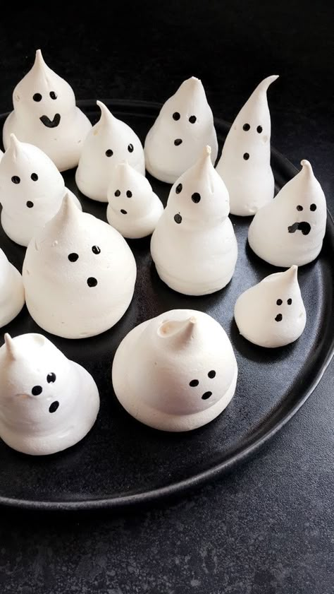 These cute little Meringue Ghosts are very simple to make - they are sure to be a huge hit at any Halloween gathering! Make a batch and watch them disappear very quickly! #meringueghosts #howtomakemeringueghosts #halloweenmeringueghosts Meringue Ghosts Recipe, Merengue Ghosts, Halloween Meringue Cookies, Ghost Cake Ideas, Halloween Meringues, Ghost Meringue, Pumpkin Meringue, Cute Meringue, Meringue Ghosts