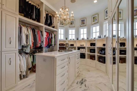 15 Luxurious Mediterranean Walk-In Closet Designs for the Ultimate Retreat Mediterranean Closet, Huge Walk In Closet, Modern Mediterranean Bedroom, Mediterranean Style Bedroom, Rug Makeover, Mediterranean Bedroom, Diy Home Interior, Walk In Closet Design, Modern Closet