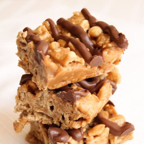 No Bake Peanut Butter Chex Bars Recipe - Six Sisters' Stuff Chex Mix Bars, Chex Bars, Peanut Butter Chex, Homemade Ground Beef, Taco Bell Copycat, Chicken Taco Casserole, Easy Bar Recipes, Crunchwrap Supreme, Chocolate Peanut Butter Desserts