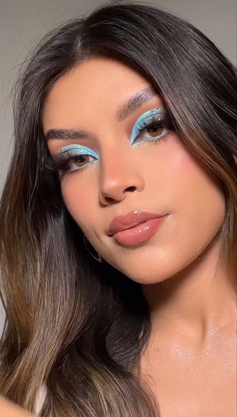 Blue Cut Crease Eyeshadow, Maquillaje Cut Crease, Blue Cut Crease, Blue Eyeshadow Makeup, Cut Crease Eyeshadow, Blue Makeup Looks, Prom Makeup Looks, Instagram Makeup, Cut Crease Makeup