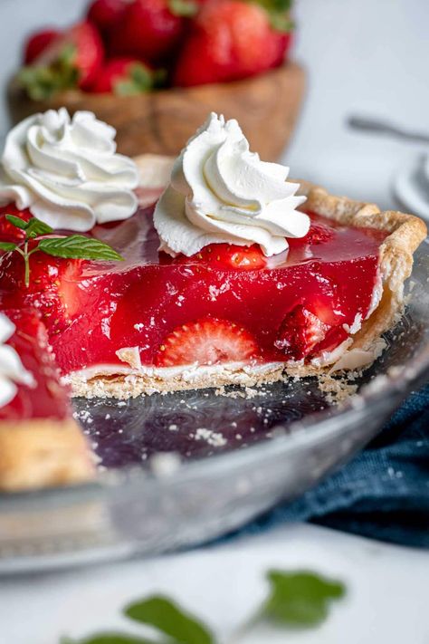 Strawberry Jello Pie is a sweet, fun dessert with buttery pie crust, white chocolate, and Jello filling all topped with fresh strawberries. Strawberry Pie Recipe With Jello, Strawberry Jello Pie, Pie Photography, Strawberry Cream Cheese Pie, Jello Pie, Graham Cracker Crust Recipe, Strawberry Pie Recipe, Bbq Desserts, Buttery Pie Crust