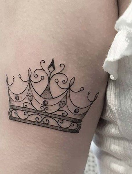 28 Best Tattoo Ideas For Women in 2020 - The Trend Spotter Simple Crown Tattoo, Princess Crown Tattoos, Tiara Tattoo, Crown Tattoos For Women, Queen Crown Tattoo, Small Crown Tattoo, Z Tattoo, Crown Tattoo Design, Queen Tattoo