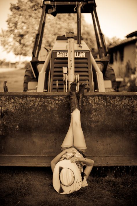 Cowgirl Portrait, Cowgirl Photography, Skid Loader, Senior Year Pictures, Berry Photography, Senior Photoshoot Poses, Foto Cowgirl, Western Photoshoot, Tractor Photos