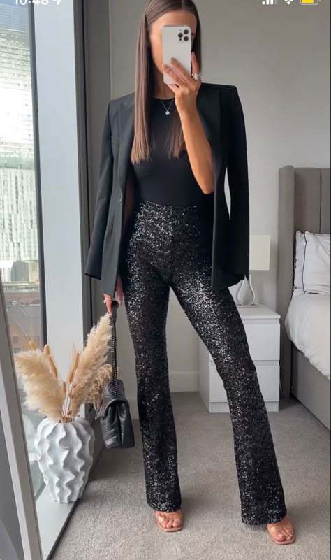 Elegantes Party Outfit, Outfit Soiree, Sequins Pants Outfit, Black Sequin Pants, Office Party Outfits, New Years Eve Outfits Parties, New Year’s Eve Outfit, Chique Outfit, Xmas Outfits