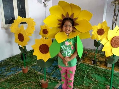 Ideas For Pretty And Easy Flower Costumes For Kids This Halloween (or pretend play!) Flower Mask For Kids, Cinderella Props, Flower Costume Diy, Sunflower Making, Flower Costumes, Costume Fleur, Flower Costume Kids, Halloween Paper Bags, Sunflower Craft