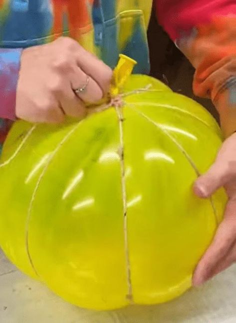 Easy Paper Mache Ideas, How To Make Fake Pumpkins, Diy Paper Mache Projects Ideas, Paper Mache Clay Projects, Paper Mache Pumpkins Diy, Easy Paper Mache Projects, Paper Mache Projects Ideas, Paper Mache Pumpkin Head, Paper Mache Jack O Lantern