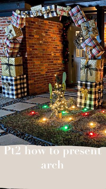 Natal, Upcycling, Christmas Archway Decor Indoor Diy, Present Archway Christmas Diy, Present Arch, Outdoor Christmas Presents, Large Outdoor Christmas Decorations, Christmas Doorway Decorations, Archway Decor