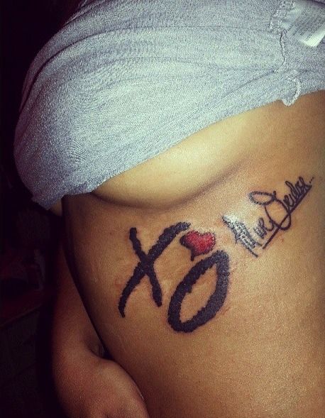 Xotwod Tattoo, Xo Tattoo The Weeknd, Tattoo Ideas Elegant, The Weeknd Tattoo, Xo Tattoo, Feathered Hair, Black Girls With Tattoos, Hair Adviser, Tattoos For Black Skin