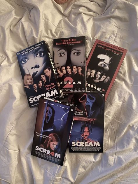 Slasher Halloween, Scream Parody, White Bed Sheet, Scarie Movie, Scream Movies, Horror Room, Scream 1996, Scream 1, Scream Cast