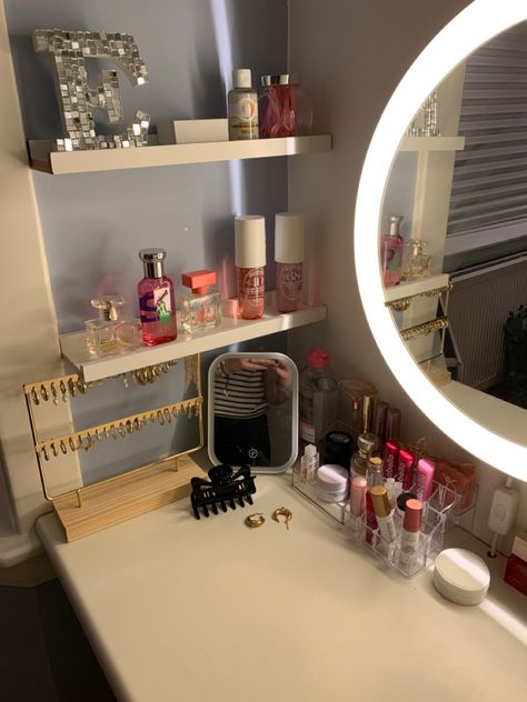 Make up skincare room Vanity Inspiration Bedroom, Skincare Room Ideas, Vanity Layout, Skincare Room, Room Decor Makeup, Skincare Vanity, Make Up Desk, Preppy Room, Room Goals