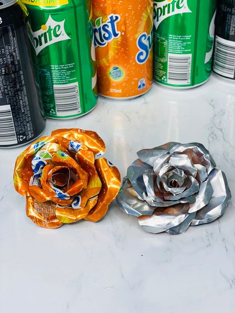 Soda Can Flowers How To Make, Soda Can Bouquet Diy, Craft With Soda Cans, Soda Can Flowers Diy, Soda Can Art Ideas, Diy Metal Flowers, Soda Can Diy, Aluminum Can Flowers, Coke Can Crafts