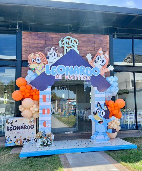 Cioccolato | Postres y Eventos | Leonardo Bluey🐾 • • • @cioccolatopostress #bluey #blueyparty #balloons #balloondecor #babyboy #mibautizo | Instagram Bluey Themed 1st Birthday Party, Bluey Decorations Party Birthday Ideas, Bluey Trunk Or Treat Theme, Bluey Trunk Or Treat, Bluey Birthday Party Ideas For Boy, Bluey Diy Party, Bluey Pinata, Bluey Party Decorations, Bluey Themed Party