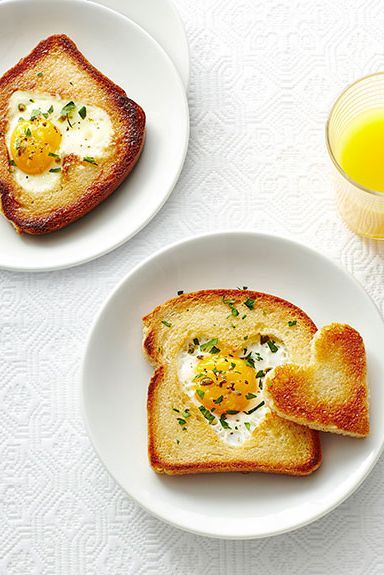 Love Toast heart hole in toast with sunny side up egg Kid Friendly Breakfasts, Overnight Oat, Mothers Day Breakfast, Hot Cakes, Mothers Day Brunch, English Breakfast, Quick And Easy Breakfast, Toast Recipes, Easy Healthy Breakfast