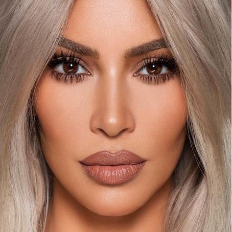 Kim Kardashian Is Launching a KKW Beauty Nude Lipstick and Lip Liner Collection  #nudelips #nudemakeup #nomakeupmakeup Kim K Makeup, Makeup Celebrity, Look Kylie Jenner, Kardashian Makeup, Kim Kardashian Makeup, Kim Kardashian Hair, Kardashian Hair, Pretty Makeup Looks, Kkw Beauty