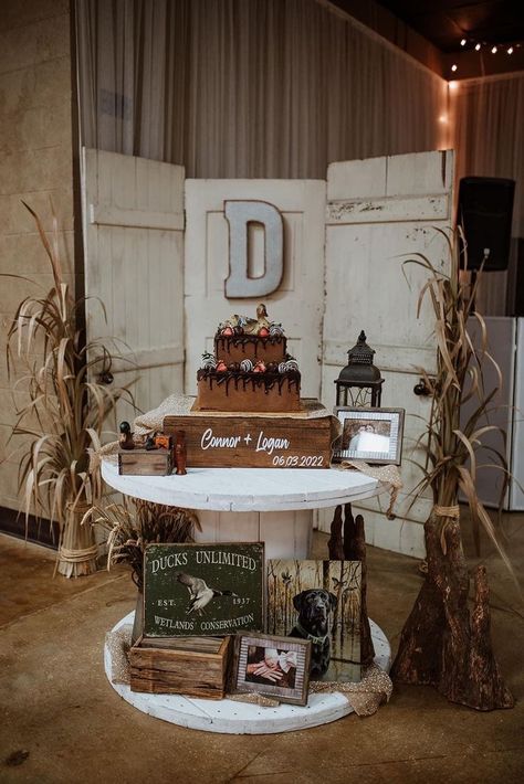 Wildlife Wedding Decor, Duck Hunter Grooms Table, Western Groom Table, Duck Hunting Wedding Cake, Grooms Table Duck Hunting, Grooms Table Ideas Duck Hunting, Duck Hunting Wedding Theme, Groomsmen Cake Hunting, Duck Wedding Decor