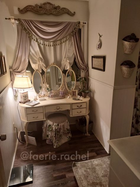 Cottagecore Bathroom Aesthetic, Fairycore Bathroom, Cottagecore Vanity, Cottagecore Bathroom, Vanity Antique, Antique Bathroom Vanity, Antique Bathroom, Fairycore Aesthetic, Dreamy Room