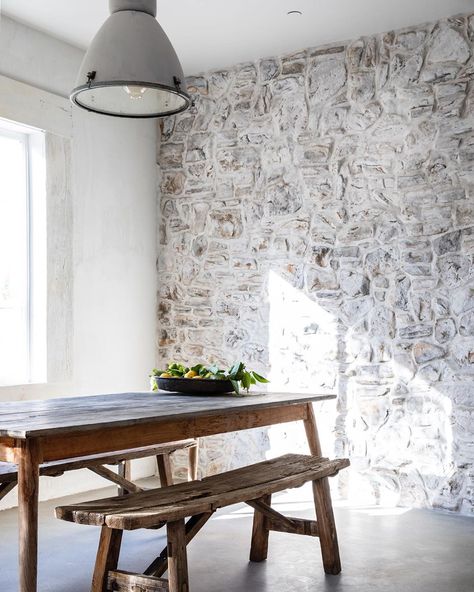 Leanne Ford on Instagram: “Let’s talk about this so called “#GroutWash” that I fully made up on the fly. My new favorite #designtrick. We loved @eldoradostone but we…” Hgtv Kitchens, Stone Walls Interior, Ford Interior, Old Bathrooms, House Beautiful Magazine, Rustic Wooden Table, White Interior Design, Table Diy, Dark Interiors