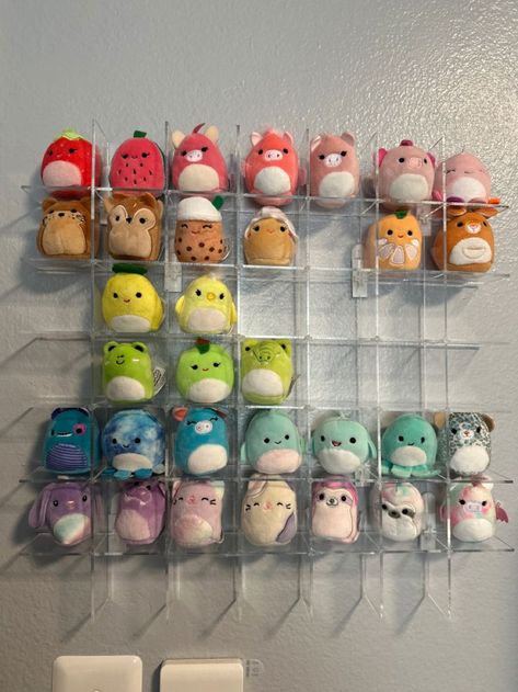 Squishmallow Tag Display, Mini Squishmallows Aesthetic, Mini Squishmallows Storage, Squishville Display Ideas, Plushie Display Shelves, Plushie Collection Display, Plush Collection Display, Squishville Display, Squishmallow Display Ideas