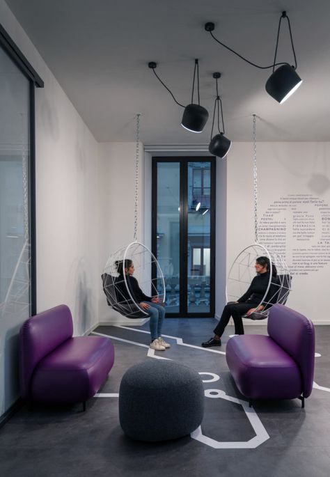 Prima Assicurazioni Offices – Milan Purple Office Ideas, Floor Ottoman, Office Headquarters, Breakout Space, Purple Office, Future Office, Corporate Office Design, Purple Interior, Office Lounge