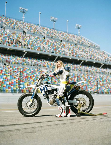 Shayna Texter May Just Be the Best Flat-Track Racer in America - Bloomberg Custom Bikes Motorcycles, Speedway Motorcycles, Female Racers, Flat Track Racing, Flat Track Motorcycle, Track Motorcycle, Motor Mobil, Motorcycle Tips, Track Cycling