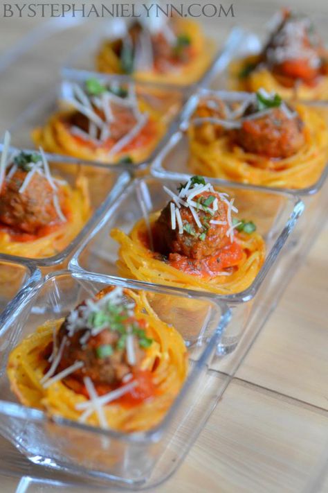 Spaghetti and Meatball Pasta Cups Recipe | Pasta Cupcake Finger Food  http://www.bystephanielynn.com/2013/01/spaghetti-and-meatball-pasta-cups-recipe-pasta-cupcake-finger-food.html Pasta Bar, Pasta Cups, Halloween Fingerfood, Pasta Cup, Spaghetti Meatballs, Meatball Pasta, Recipe Pasta, Muffin Tin Recipes, Spaghetti And Meatballs