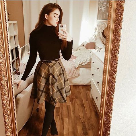 Miss Patina on Instagram: “Spotted! Gorgeous @shirinatra in Moss Land Skirt💓 #misspatina #vintagefashion #retrostyle #plaidskirt” Classical Academia, Look Retro, Retro Pin Up, Fashion Blogger Style, Vintage Inspired Outfits, Moda Vintage, Looks Chic, Mode Vintage, Retro Stil