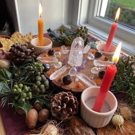 Yule Table Decorations, Winter Solstice Crystals, Yule Decorations Winter Solstice Diy, Winter Solstice Party Decorations, Yule Crafts Diy, Diy Pagan Yule Decorations, Yule Crystals, Winter Solstice Decor, Yule Celebration Ideas