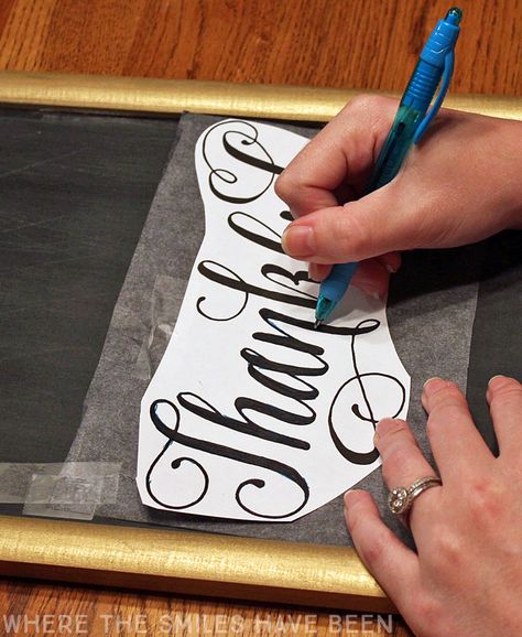 This is such a neat trick for getting beautiful hand lettering designs on chalkboards!  Who knew it was so simple! Chalkboard Crafts, Chalkboard Writing, Chalk Sign, Chalkboard Lettering, Chalk Lettering, Neat Tricks, Chalkboard Designs, Dekor Diy, Diy Chalkboard