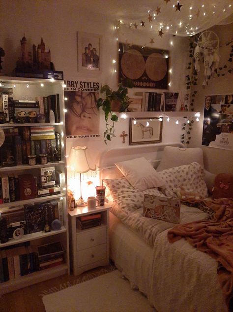 Small Room Inspo, Dream Bedroom Inspiration, Chill Room, Room Redesign, Grunge Room, Redecorate Bedroom, Dream House Rooms, Cozy Room Decor, Bedroom Refresh