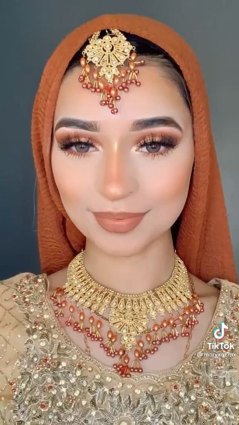 Makeup Look For Wedding Guest Indian, Henna Makeup Look, Makeup Inspo For Eid, Eyeshadow Looks For Wedding, Desi Wedding Guest Makeup, Mehndi Makeup Looks Simple, Hijab With Tikka, Eid Eye Makeup, Mehndi Eye Makeup