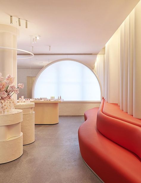 Eclectic Trends | The New Immersive Glossier Store by Gachot Studios Glossier New York, Murs Roses, Nyc Interior Design, Trending Paint Colors, Style Deco, Design Del Prodotto, Pink Interior, Store Interior, Boho Interior