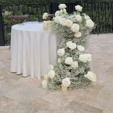 Roses And Gypsophila Centrepiece, Baby’s Breath And Roses, Baby Breath And Roses, Baby's Breath Centerpiece, Top Table Flowers, Rose Flower Arrangements, Sweetheart Table Wedding, Aisle Flowers, White Wedding Theme