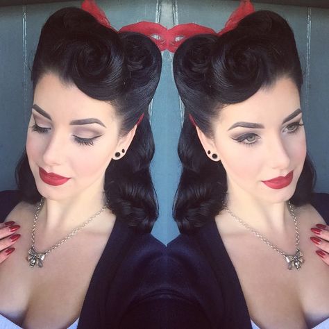 Even if you've never curled your hair before, I promise with a little practice and these YouTube videos, you can do a victory roll in no time! Maquillage Pin Up, 40s Hairstyles, 50s Hairstyles, Pin Up Vintage, Victory Rolls, Rockabilly Hair, Vintage Wedding Hair, Pin Up Hair, Pin Curls