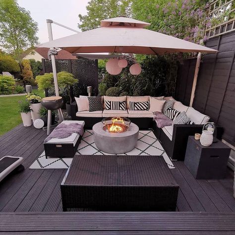 The Importance of a Well-designed Backyard & 15 Decor Ideas To Try Small Backyard Decks, Backyard Area, Back Garden Design, Deck Designs Backyard, Backyard Pools, Patio Garden Design, Outdoor Gardens Design, Small Backyard Patio, Budget Backyard