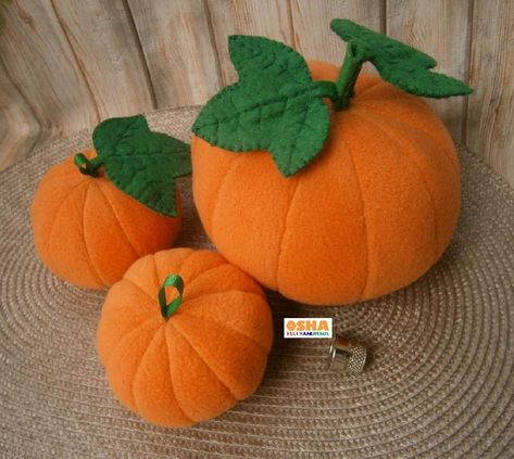 Fabric Vegetables, Felt Creatures, Pumpkins Decor, Pumpkin Table Decorations, Halloween Green, Pumpkin Ornaments, No Carve Pumpkin Decorating, Felt Pumpkins, Halloween Centerpiece