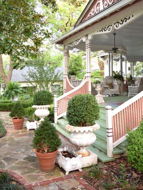 Victorian Patio Ideas, Victorian Porch Ideas, Victorian Landscaping, Victorian Garden Ideas, Victorian Backyard, Victorian Front Porch, Small Porch Decorating, Brick Porch, Victorian Porch