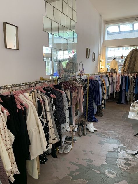 Fashion Design Home Studio, Owning A Boutique Aesthetic, Costume Designer Job Aesthetic, Vintage Store Ideas, Boutique Aesthetic, Girly Office, Design Studio Workspace, Fashion Showroom, Fashion Dream Job